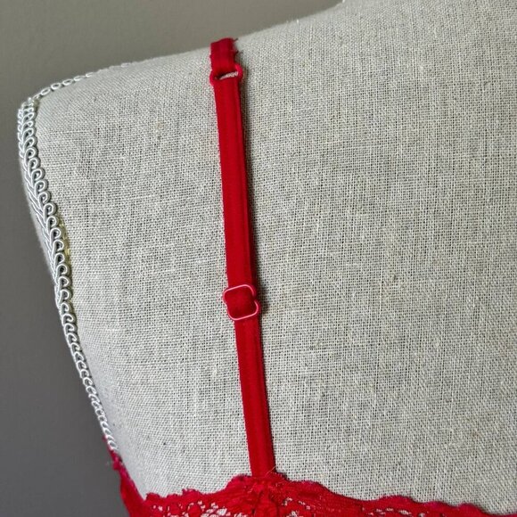 Stretchy Ruched Lace Detail Red Top - Size Medium - Picture 8 of 8